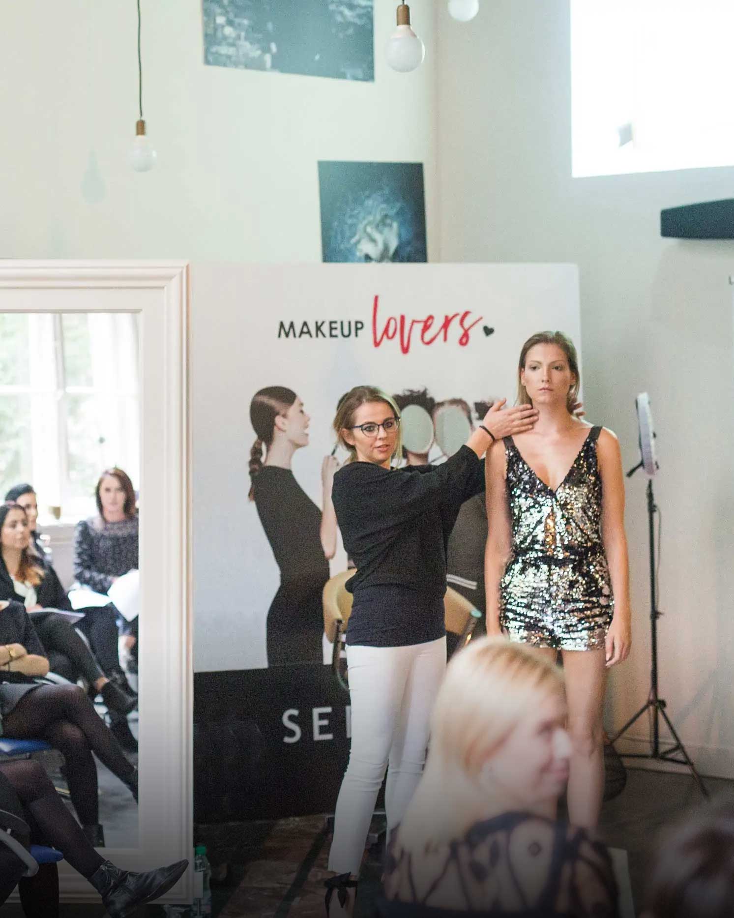 Katarzyna Zielinska prezentuje makijaż rozświetlający na pięknej modelce w krakowie na potzreby szkolenia dla Sephora Polska