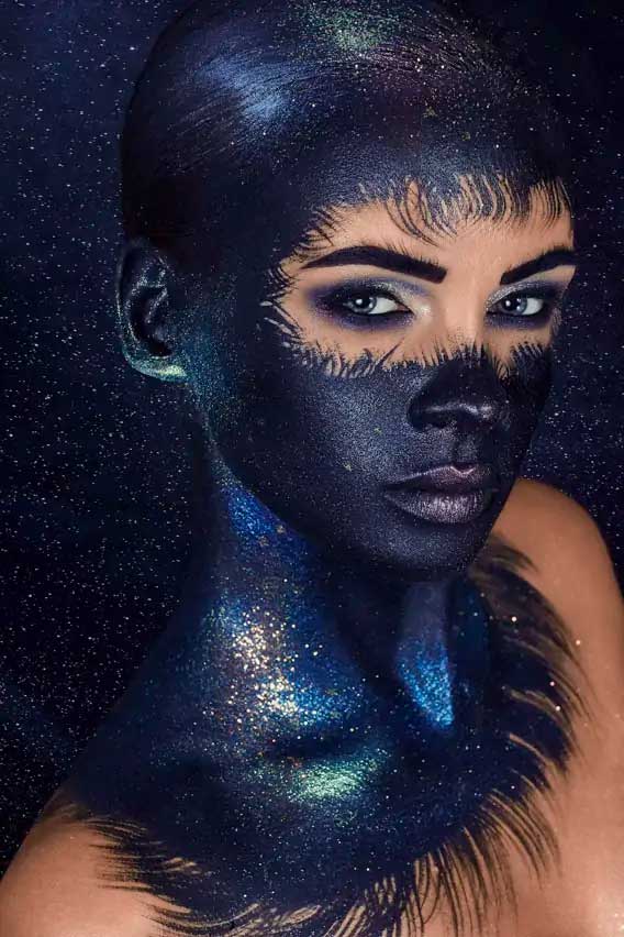 Pełen makijaż ciała przedstawiający gwiazdy i otchłań kosmosu wykonany na modelce o regularnych rysach